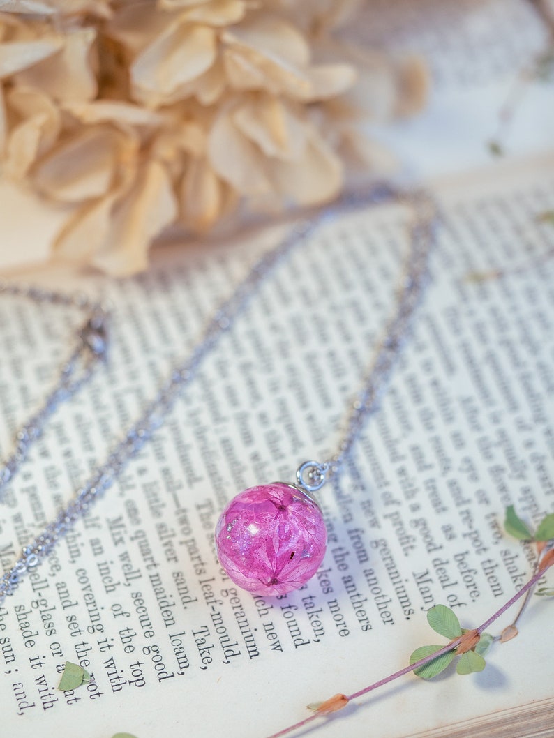 Collier d'hortensias séchés, collier de fées, bijoux inspirés de la nature, collier orbe de fleurs Fairycore, collier de fleurs pressées, bijoux de vraies fleurs Pink & silver