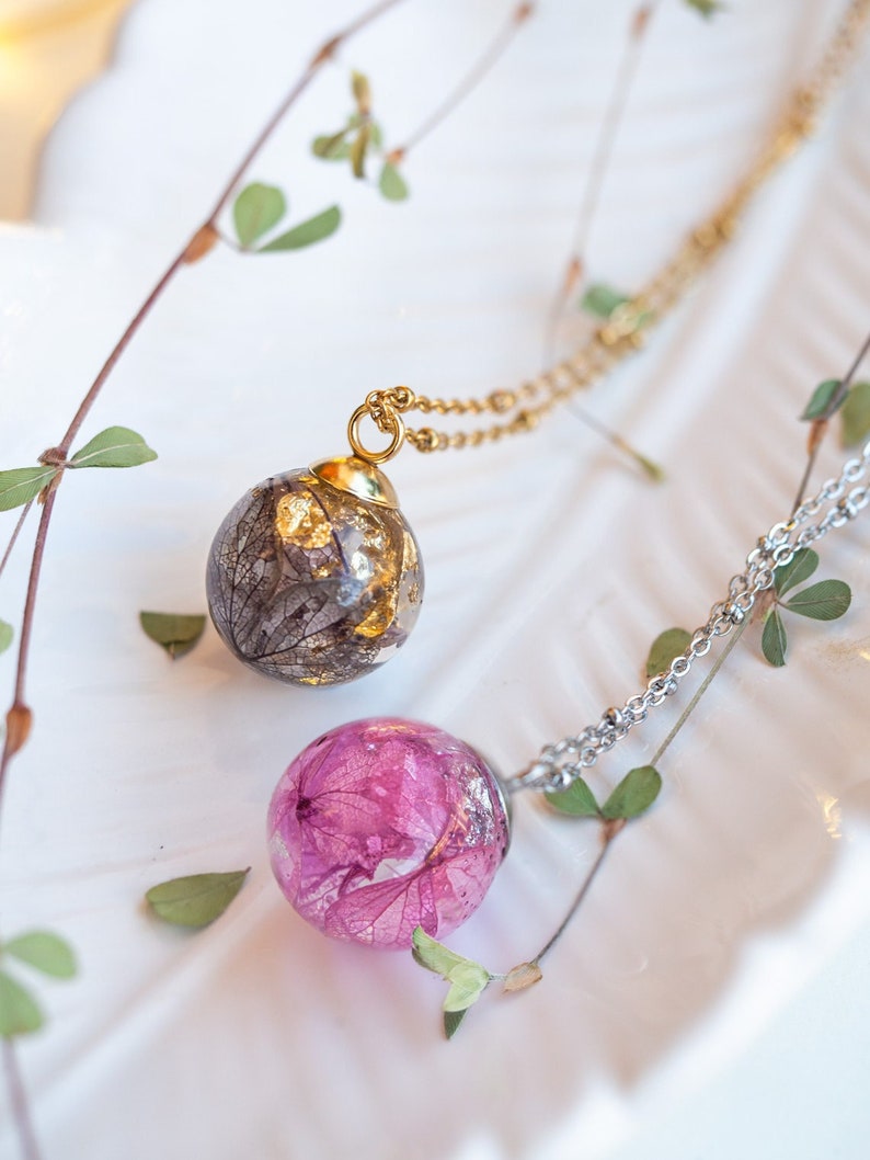 Collier d'hortensias séchés, collier de fées, bijoux inspirés de la nature, collier orbe de fleurs Fairycore, collier de fleurs pressées, bijoux de vraies fleurs image 2