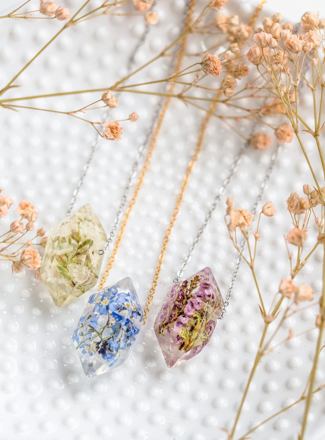 Collier naturel en cuir et résine aux fleurs de bruyère séchée