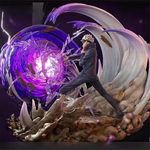 Op de afbeelding: Gedetailleerd beeldje van een personage in een donkere outfit, met wit haar en een blinddoek, in een pose. Omringd door een wervelend paars energie-effect en een witte golfachtige structuur, op een rotsachtige basis.