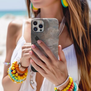 Op de afbeelding: Een smartphonehoesje met een grijs, getextureerd ontwerp. De hoes heeft een zwarte illustratie van een vleermuis en de tekst "I will today."