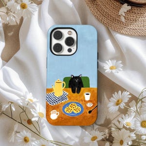 Può includere: Custodia per telefono azzurra con un'illustrazione stravagante di un gatto nero seduto a un tavolo. Il tavolo è apparecchiato con una teiera gialla, biscotti e una tazza di caffè. La custodia ha una finitura lucida.