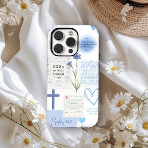 Könnte beinhalten: Eine weiß-blaue Handyhülle mit einem Collage-Design. Die Hülle zeigt Text, darunter "GOD IS SO MUCH BIGGER THAN..." und "Psalms 46:5". Das Design umfasst ein Kreuz, Herzen und florale Elemente.