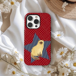 Può includere: Custodia per telefono rossa con pois bianchi e un design a stella blu. La stella presenta strisce blu e bianche e un'illustrazione di un gatto giallo. Progettato per uno smartphone.