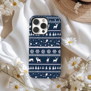 Könnte beinhalten: Marineblaue Handyhülle mit weißem Wintermuster. Das Design umfasst Rentiere, Schneeflocken, Sterne und Weihnachtsbäume. Die Hülle ist für ein Smartphone konzipiert und hat eine glänzende Oberfläche.
