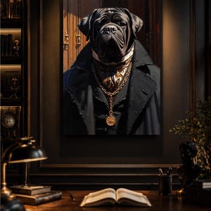 Peut inclure: Une impression d'art mural encadrée représentant un chien noir au visage ridé portant un manteau sombre, une chemise à col blanc et un collier à chaîne dorée avec un pendentif circulaire. Le chien est placé sur un fond en bois sombre.