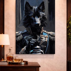 Peut inclure: Une impression murale rectangulaire représentant une peinture à l'huile d'un loup noir vêtu d'un uniforme militaire sombre avec des boutons dorés et des épaulettes. Le loup a des yeux ambrés perçants et tient une lanterne métallique.