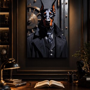 Peut inclure: Une impression d'art mural encadrée représentant un chien Doberman vêtu d'un costume, d'une cravate et d'un manteau noirs formels. Le chien est placé devant une porte de coffre-fort métallique avec une grande roue, dans des tons sombres.