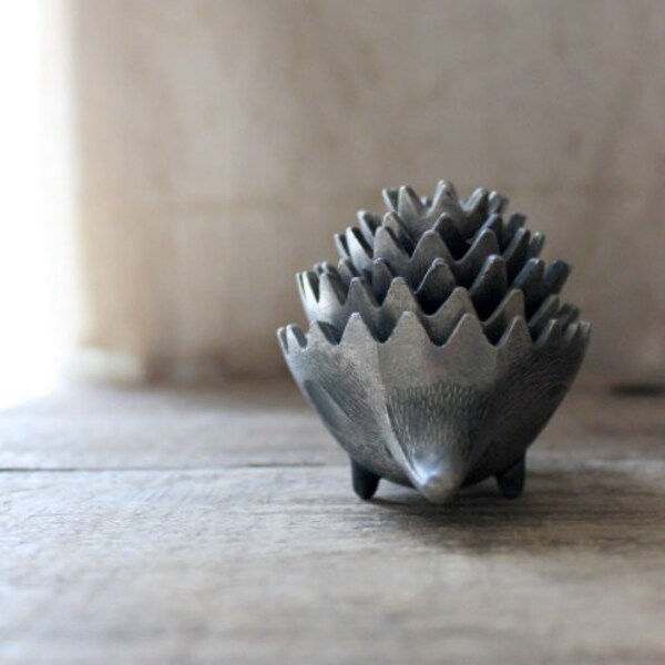 v i n t a g e stacking hedgehog ashtrays