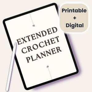 Może przedstawiać: Tablet cyfrowy wyświetla "Rozszerzony planer szydełkowy" z rysikiem. Planer jest oznaczony jako "Do druku + Cyfrowy" w oddzielnym polu. Tekst jest ciemnobrązowy na kremowym tle.