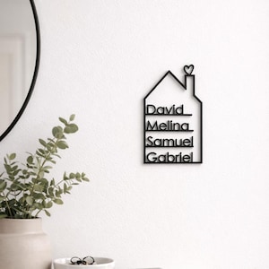 Könnte beinhalten: Eine weiße Keramik-Tasse mit schwarzem Henkel und dem Text "But First, Coffee" in handschriftlichem Stil. Die Tasse steht auf einer weißen Oberfläche. Die Tasse ist etwa 10 cm hoch.