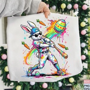 Puede incluir: Taza de cerámica blanca con asa negra y la frase "But First, Coffee" en estilo manuscrito. Adecuada para bebidas calientes, con un acabado brillante.