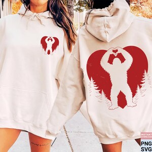 SVG PNG de San Valentín con Pie Grande Retro, Diseño Divertido de Corazón de Sasquatch, Gráfico de Camiseta de San Valentín, Sudadera con Capucha a Juego para Parejas