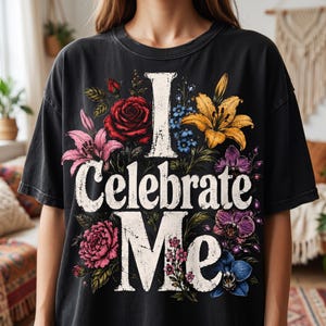 Può includere: Una t-shirt nera a maniche corte con il testo bianco dall'aspetto vissuto I Celebrate Me circondato da una vivace composizione floreale che include una rosa rossa, un giglio giallo, fiori rosa, orchidee viola e fiori blu sul davanti.