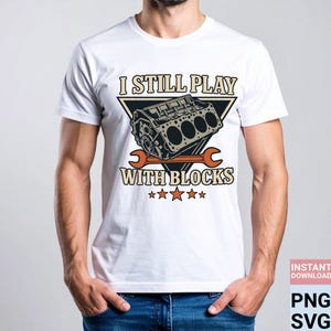 Je joue toujours avec des blocs SVG PNG Funny Engine Mechanic devis Design pour Cricut Silhouette Car Guy Téléchargement numérique