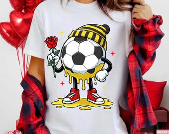 Fútbol San Valentín PNG SVG, Colores de equipo editables, Diseño divertido de rosa de balón de fútbol, Gráfico de camiseta de sublimación, Regalo de amor deportivo