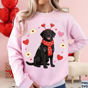 Lindo Labrador para San Valentín PNG, Camiseta para mamá de perro SVG, Diseño divertido de Labrador negro, Regalo para amantes de los perros de San Valentín, Sublimación de amor de cachorro