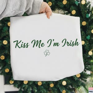 Küss mich, ich bin Ire (SVG/PNG), minimalistisches Zitat zum St. Patrick's Day, Glücksklee-Shirt-Design, digitaler Download für irische Feiertage