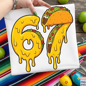Puede incluir: Camiseta blanca con un gráfico colorido del número "67" en amarillo, diseñado para parecer queso derretido. Los números están rellenos de ingredientes de tacos. El diseño está sobre un fondo blanco.