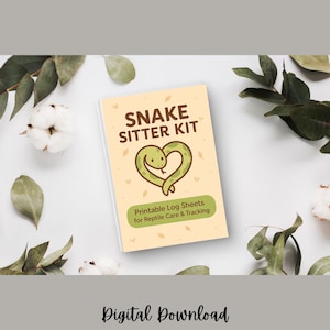 Könnte beinhalten: Ein beigefarbenes "Snake Sitter Kit"-Heft mit einer grünen Schlangenherz-Illustration. Das Heft enthält den Text "Printable Log Sheets for Reptile Care & Tracking". Die Worte "Digital Download" stehen am unteren Rand des Bildes.