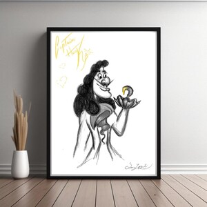Può includere: Un'illustrazione in bianco e nero di Capitan Uncino con la sua caratteristica mano a uncino e un pappagallo sulla spalla. Il testo "Captain Hook" è scritto in giallo sopra di lui.