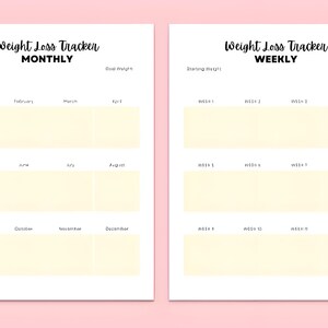 Puede incluir: Dos p&aacute;ginas blancas con texto y un fondo amarillo claro. La p&aacute;gina izquierda dice "Weight Loss Tracker MONTHLY" y enumera los meses. La p&aacute;gina derecha dice "Weight Loss Tracker WEEKLY" y enumera las semanas. Ambas p&aacute;ginas tienen espacios para el seguimiento del peso.