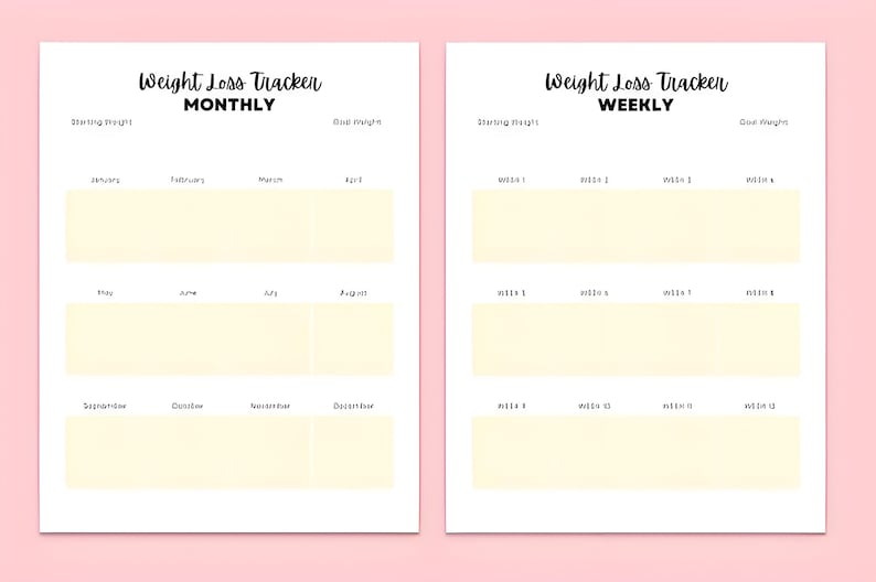 Puede incluir: Dos p&aacute;ginas blancas con texto y un fondo amarillo claro. La p&aacute;gina izquierda dice "Weight Loss Tracker MONTHLY" y enumera los meses. La p&aacute;gina derecha dice "Weight Loss Tracker WEEKLY" y enumera las semanas. Ambas p&aacute;ginas tienen espacios para el seguimiento del peso.