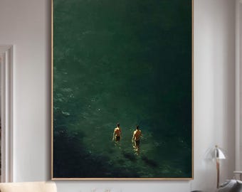 Arte mural verde: dos niños nadando, pintura minimalista verde, decoración de habitación verde, arte mural wabi-sabi verde: pintura de personas nadando en el mar.