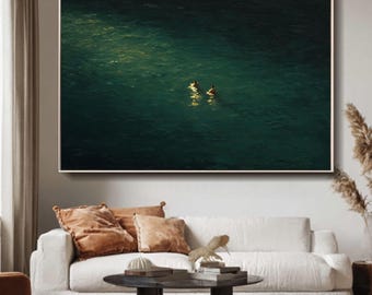 Arte mural verde: dos niños nadando, pintura minimalista verde, decoración de habitación verde, arte mural wabi-sabi verde: pintura de personas nadando en el mar.