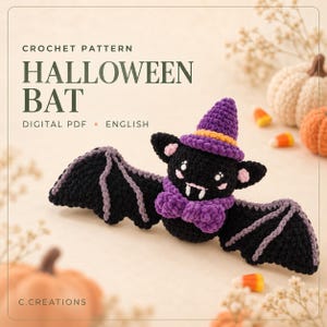 Może przedstawiać: Wzór szydełkowy w formacie cyfrowym PDF przedstawiający nietoperza na Halloween. Nietoperz jest czarny z fioletowymi skrzydłami, fioletowym kapeluszem czarownicy z pomarańczową opaską i fioletową muszką. Ma białe kły i różowe policzki. Tekst brzmi CROCHET PATTERN HALLOWEEN BAT DIGITAL PDF ENGLISH.