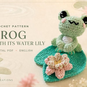 Peut inclure: Un modèle de crochet PDF numérique intitulé FROG WITH ITS WATER LILY. L'image montre une grenouille crochetée vert clair avec de grands yeux noirs et des joues roses assise sur un nénuphar crocheté bleu sarcelle avec un nénuphar rose et blanc.
