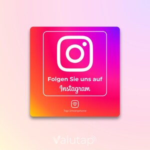 Puede incluir: Un gráfico cuadrado con un borde blanco y un fondo degradado rosa, naranja y amarillo. El gráfico presenta el logotipo de Instagram, un icono de cámara blanco con un círculo en su interior, y el texto "Folgen Sie uns auf Instagram". Debajo del texto hay un pequeño icono WiFi blanco y el texto "Tap Smartphone".
