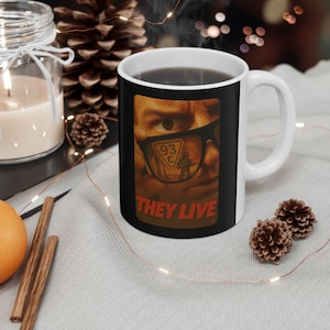The 93C Tasse - Sie leben inspiriert - Retro Sci-Fi Dystopian Parodie Tasse - Obey Sunglasses Satire Art - 80er Jahre Kult Classic Tribute Tasse