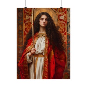 Op de afbeelding: Een schilderij van een vrouw met lang, donker haar die een rode en gouden jurk draagt. Ze houdt een staf in haar rechterhand en heeft een halo boven haar hoofd.