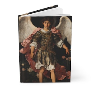 Puede incluir: Una pintura de un ángel con grandes alas blancas, vistiendo una túnica rosa y dorada y sosteniendo un bastón. El ángel está de pie en un campo de flores.