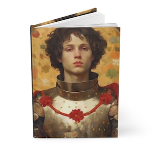 Puede incluir: Un retrato de una persona joven que lleva una armadura dorada y plateada con flores rojas en los hombros. El fondo es un patrón floral dorado y verde.