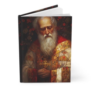 Puede incluir: Una pintura de un hombre mayor con una larga barba blanca que lleva una túnica roja y dorada con intrincados patrones. El fondo es oscuro con flores rojas.