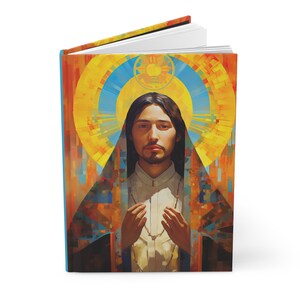 Puede incluir: Una pintura abstracta colorida de una persona con un halo. La persona lleva una túnica blanca y una capa con estampado azul y naranja. El fondo es una mezcla de amarillo, naranja y azul.