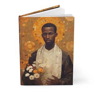 Puede incluir: Un retrato en blanco y negro de una persona con un halo de círculos dorados detrás de ella. La persona lleva una camisa blanca y una bufanda blanca. Está sosteniendo un ramo de flores blancas y amarillas.