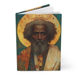 Puede incluir: Una cubierta de diario ilustrada en verde, dorado y azul que presenta un retrato de un hombre negro con barba y afro. El hombre lleva un collar de oro y una túnica estampada.