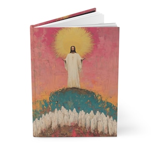 Op de afbeelding: Een vintage-stijl schilderij van Jezus Christus die op een heuveltop staat met een halo van licht boven zijn hoofd. Hij wordt omringd door een menigte mensen die witte gewaden dragen. De achtergrond is een roze en oranje lucht.