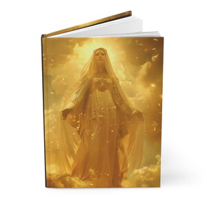 Könnte beinhalten: Eine Frau in einem fließenden weißen Gewand steht auf einer Wolke mit einem goldenen Heiligenschein. Der Hintergrund ist ein goldener Himmel mit Licht, das auf sie scheint.