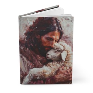 Puede incluir: Una pintura de un hombre con barba sosteniendo un cordero blanco en sus brazos. El hombre mira al cordero con una expresión suave. La pintura está hecha en un estilo realista con pinceladas suaves.