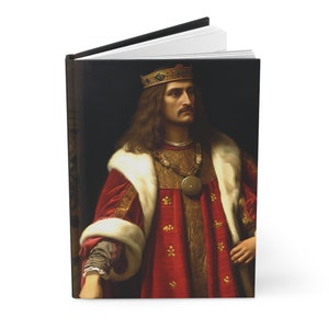 Puede incluir: Una pintura de un hombre que lleva una túnica roja y dorada con un cuello de piel blanca. Lleva una corona y una cadena de oro con un gran medallón. El fondo es oscuro.