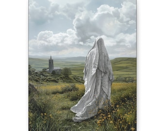 Puede incluir: Una figura blanca y drapeada se encuentra en un campo de flores amarillas, con una iglesia de piedra en la distancia. El cielo está nublado y el paisaje es verde.