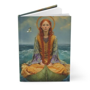 Op de afbeelding: Een vrouw met lang rood haar zit op een groot groen blad dat op een blauwe zee drijft. Ze draagt een gele en paarse jurk en een halo. Een witte vogel vliegt in de achtergrond.