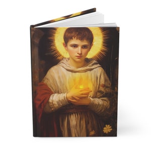 Puede incluir: Una pintura de un niño pequeño con un halo de luz alrededor de su cabeza. Lleva una túnica blanca y sostiene una llama brillante en sus manos. La pintura está sobre un fondo oscuro con algunas plantas visibles.