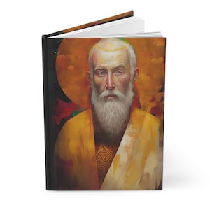 Puede incluir: Una pintura de un hombre mayor con una larga barba blanca y un halo dorado. Lleva una túnica amarilla con un diseño estampado. El fondo es una mezcla de naranja, rojo y amarillo.