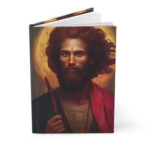 Puede incluir: Una pintura de un hombre con cabello largo y castaño y barba. Lleva una túnica azul y una bufanda roja. Tiene un punto rojo en la frente y sostiene un bastón de madera.
