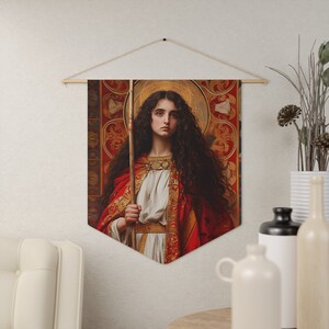 Peut inclure: Une tapisserie murale représentant une peinture d'une femme aux longs cheveux bruns, vêtue d'une robe rouge et or, tenant un bâton. L'arrière-plan est un motif rouge et or.